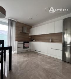 Veľký 2-izbový byt v novostavbe s terasou, predzáhradkou a parkovacím miestom