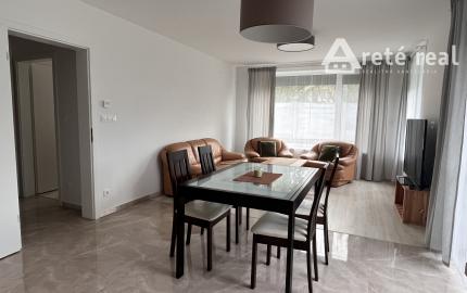 Veľký 2-izbový byt v novostavbe s terasou, predzáhradkou a parkovacím miestom