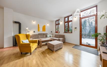 ARETÉ REAL – PREDAJ BUDOVY NA ŠPORTOVÉ A REKREAČNÉ ÚČELY S TROMA CHATKAMI, MODRA, HARMÓNIA