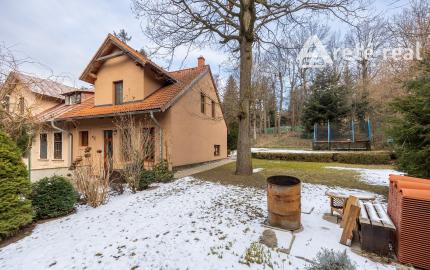 ARETÉ REAL – PREDAJ BUDOVY NA ŠPORTOVÉ A REKREAČNÉ ÚČELY S TROMA CHATKAMI, MODRA, HARMÓNIA