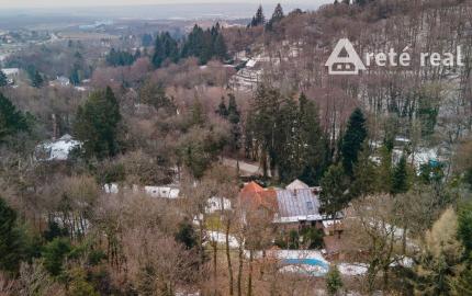 ARETÉ REAL – PREDAJ BUDOVY NA ŠPORTOVÉ A REKREAČNÉ ÚČELY S TROMA CHATKAMI, MODRA, HARMÓNIA