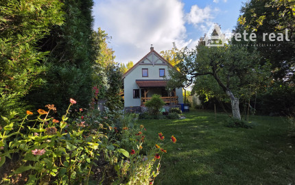 Areté real, Predaj dvojpodlažného rodinného domu s terasou, garážou a krásnou záhradou v blízkosti centra Pezinka, ul. Senecká
