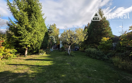 Areté real, Predaj dvojpodlažného rodinného domu s terasou, garážou a krásnou záhradou v blízkosti centra Pezinka, ul. Senecká