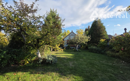 Areté real, Predaj dvojpodlažného rodinného domu s terasou, garážou a krásnou záhradou v blízkosti centra Pezinka, ul. Senecká