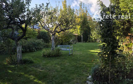 Areté real, Predaj dvojpodlažného rodinného domu s terasou, garážou a krásnou záhradou v blízkosti centra Pezinka, ul. Senecká