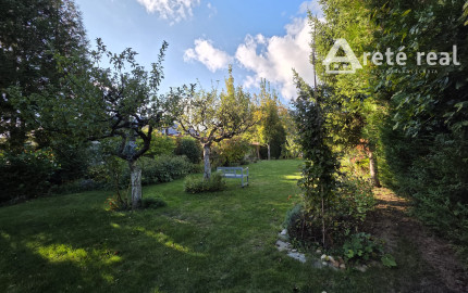 Areté real, Predaj dvojpodlažného rodinného domu s terasou, garážou a krásnou záhradou v blízkosti centra Pezinka, ul. Senecká