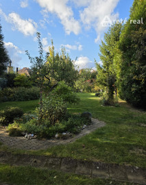 Areté real, Predaj dvojpodlažného rodinného domu s terasou, garážou a krásnou záhradou v blízkosti centra Pezinka, ul. Senecká