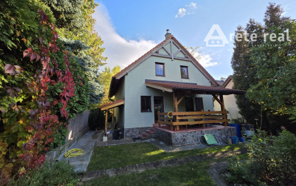 Areté real, Predaj dvojpodlažného rodinného domu s terasou, garážou a krásnou záhradou v blízkosti centra Pezinka, ul. Senecká