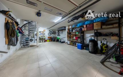 ARETÉ REAL – PREDAJ BUDOVY NA ŠPORTOVÉ A REKREAČNÉ ÚČELY S TROMA CHATKAMI, MODRA, HARMÓNIA