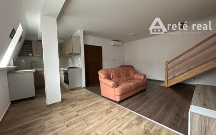 ARETÉ REAL – PREDAJ 4-IZBOVÉHO MEZONETOVÉHO BYTU S PARKOVANÍM, ZÁHRADKOU V CENTRE MESTA, PEZINOK, HOLUBYHO