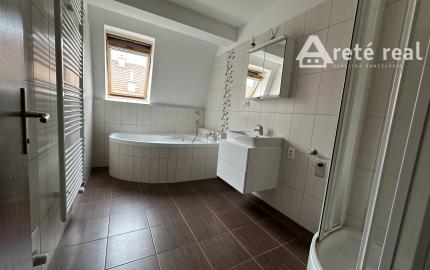 ARETÉ REAL – PREDAJ 4-IZBOVÉHO MEZONETOVÉHO BYTU S PARKOVANÍM, ZÁHRADKOU V CENTRE MESTA, PEZINOK, HOLUBYHO