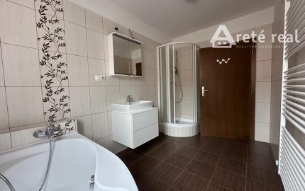 ARETÉ REAL – PREDAJ 4-IZBOVÉHO MEZONETOVÉHO BYTU S PARKOVANÍM, ZÁHRADKOU V CENTRE MESTA, PEZINOK, HOLUBYHO