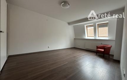 ARETÉ REAL – PREDAJ 4-IZBOVÉHO MEZONETOVÉHO BYTU S PARKOVANÍM, ZÁHRADKOU V CENTRE MESTA, PEZINOK, HOLUBYHO