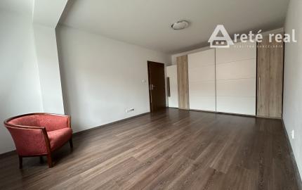 ARETÉ REAL – PREDAJ 4-IZBOVÉHO MEZONETOVÉHO BYTU S PARKOVANÍM, ZÁHRADKOU V CENTRE MESTA, PEZINOK, HOLUBYHO
