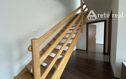 ARETÉ REAL – PREDAJ 4-IZBOVÉHO MEZONETOVÉHO BYTU SO ZÁHRADKOU A PARKOVANÍM V CENTRE MESTA, PEZINOK, HOLUBYHO