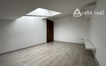 ARETÉ REAL – PREDAJ 4-IZBOVÉHO MEZONETOVÉHO BYTU S PARKOVANÍM, ZÁHRADKOU V CENTRE MESTA, PEZINOK, HOLUBYHO