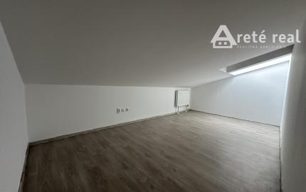 ARETÉ REAL – PREDAJ 4-IZBOVÉHO MEZONETOVÉHO BYTU S PARKOVANÍM, ZÁHRADKOU V CENTRE MESTA, PEZINOK, HOLUBYHO