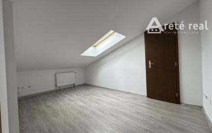 ARETÉ REAL – PREDAJ 4-IZBOVÉHO MEZONETOVÉHO BYTU S PARKOVANÍM, ZÁHRADKOU V CENTRE MESTA, PEZINOK, HOLUBYHO