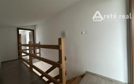 ARETÉ REAL – PREDAJ 4-IZBOVÉHO MEZONETOVÉHO BYTU S PARKOVANÍM, ZÁHRADKOU V CENTRE MESTA, PEZINOK, HOLUBYHO