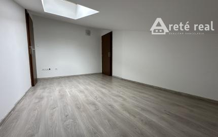 ARETÉ REAL – PREDAJ 4-IZBOVÉHO MEZONETOVÉHO BYTU S PARKOVANÍM, ZÁHRADKOU V CENTRE MESTA, PEZINOK, HOLUBYHO