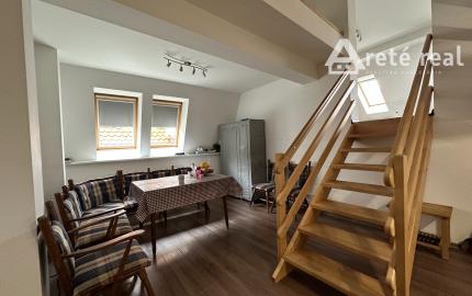 ARETÉ REAL – PREDAJ 4-IZBOVÉHO MEZONETOVÉHO BYTU S PARKOVANÍM, ZÁHRADKOU V CENTRE MESTA, PEZINOK, HOLUBYHO