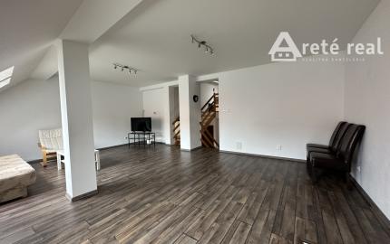 ARETÉ REAL – PREDAJ 4-IZBOVÉHO MEZONETOVÉHO BYTU S PARKOVANÍM, ZÁHRADKOU V CENTRE MESTA, PEZINOK, HOLUBYHO