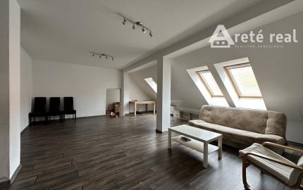 ARETÉ REAL – PREDAJ 4-IZBOVÉHO MEZONETOVÉHO BYTU S PARKOVANÍM, ZÁHRADKOU V CENTRE MESTA, PEZINOK, HOLUBYHO