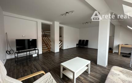 ARETÉ REAL – PREDAJ 4-IZBOVÉHO MEZONETOVÉHO BYTU S PARKOVANÍM, ZÁHRADKOU V CENTRE MESTA, PEZINOK, HOLUBYHO