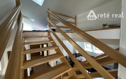 ARETÉ REAL – PREDAJ 4-IZBOVÉHO MEZONETOVÉHO BYTU S PARKOVANÍM, ZÁHRADKOU V CENTRE MESTA, PEZINOK, HOLUBYHO