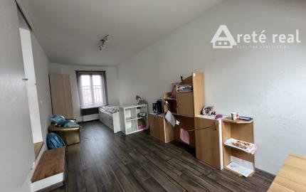 ARETÉ REAL – PREDAJ 4-IZBOVÉHO MEZONETOVÉHO BYTU S PARKOVANÍM, ZÁHRADKOU V CENTRE MESTA, PEZINOK, HOLUBYHO