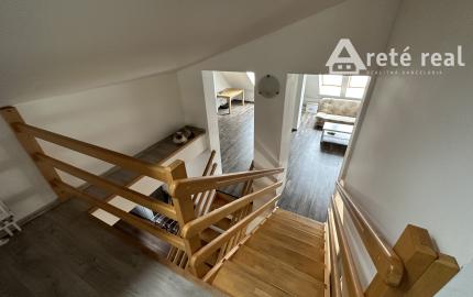 ARETÉ REAL – PREDAJ 4-IZBOVÉHO MEZONETOVÉHO BYTU S PARKOVANÍM, ZÁHRADKOU V CENTRE MESTA, PEZINOK, HOLUBYHO