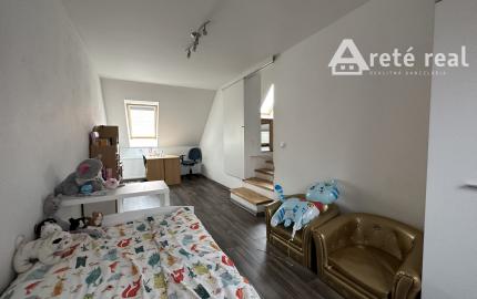 ARETÉ REAL – PREDAJ 4-IZBOVÉHO MEZONETOVÉHO BYTU S PARKOVANÍM, ZÁHRADKOU V CENTRE MESTA, PEZINOK, HOLUBYHO