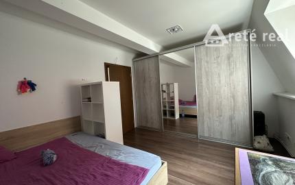 ARETÉ REAL – PREDAJ 4-IZBOVÉHO MEZONETOVÉHO BYTU S PARKOVANÍM, ZÁHRADKOU V CENTRE MESTA, PEZINOK, HOLUBYHO