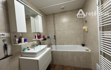 ARETÉ REAL – PREDAJ 4-IZBOVÉHO MEZONETOVÉHO BYTU S PARKOVANÍM, ZÁHRADKOU V CENTRE MESTA, PEZINOK, HOLUBYHO