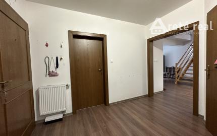 ARETÉ REAL – PREDAJ 4-IZBOVÉHO MEZONETOVÉHO BYTU S PARKOVANÍM, ZÁHRADKOU V CENTRE MESTA, PEZINOK, HOLUBYHO