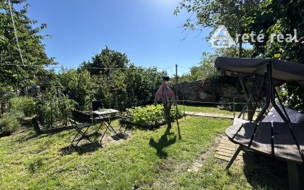 ARETÉ REAL – PREDAJ 4-IZBOVÉHO MEZONETOVÉHO BYTU S PARKOVANÍM, ZÁHRADKOU V CENTRE MESTA, PEZINOK, HOLUBYHO