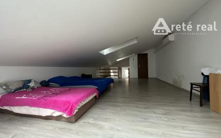 ARETÉ REAL – PREDAJ 4-IZBOVÉHO MEZONETOVÉHO BYTU S PARKOVANÍM, ZÁHRADKOU V CENTRE MESTA, PEZINOK, HOLUBYHO
