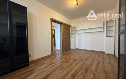 ARETÉ REAL – PRENÁJOM ZARIADENÉHO 3-IZBOVÉHO BYTU S PARKOVANÍM, ENERGIAMI AJ INTERNETOM, PEZINOK, LACA NOVOMESKÉHO