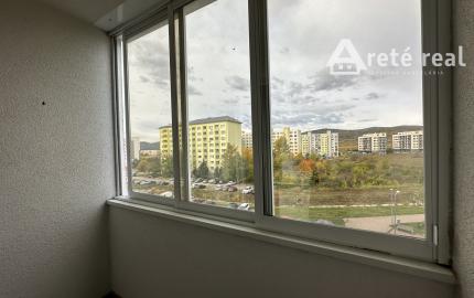 ARETÉ REAL – PRENÁJOM ZARIADENÉHO 3-IZBOVÉHO BYTU S PARKOVANÍM, ENERGIAMI AJ INTERNETOM, PEZINOK, LACA NOVOMESKÉHO