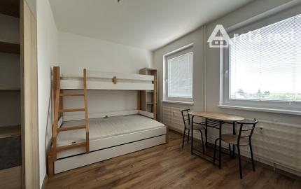 ARETÉ REAL – PRENÁJOM ZARIADENÉHO 3-IZBOVÉHO BYTU S PARKOVANÍM, ENERGIAMI AJ INTERNETOM, PEZINOK, LACA NOVOMESKÉHO