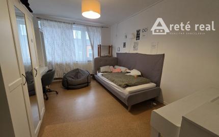 Areté real - Predaj slnečného tehlového 3-izbového bytu s 2 loggiami a s nádherným výhľadom, Trnavská ul., Pezinok