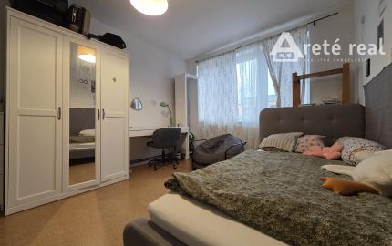 Areté real - Predaj slnečného tehlového 3-izbového bytu s 2 loggiami a s nádherným výhľadom, Trnavská ul., Pezinok