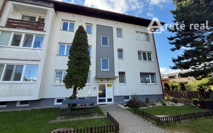 Areté real - Predaj slnečného tehlového 3-izbového bytu s 2 loggiami a s nádherným výhľadom, Trnavská ul., Pezinok