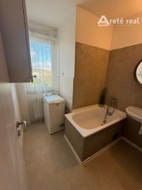 Areté real - Predaj slnečného tehlového 3-izbového bytu s 2 loggiami a s nádherným výhľadom, Trnavská ul., Pezinok