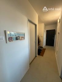 Areté real - Predaj slnečného tehlového 3-izbového bytu s 2 loggiami a s nádherným výhľadom, Trnavská ul., Pezinok