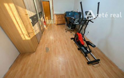 ARETÉ REAL-Predaj 3 izbového slnečného bytu v Modre, centrum na skok, krásny výhľad na panorámu mesta