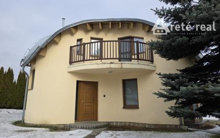 Areté real - Predaj výborne dispozične riešeného 5-izbového rodinného domu s garážou a rozľahlým pozemkom s panoramatickým výhľadom v Limbachu