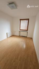 ARETÉ REAL- Predaj zaujímavého 4 izb. rodinného domu vo Svätom Jure, pekný, priestranný s výmerou 139m2, Bratislavská ulica. Kúpou voľný.