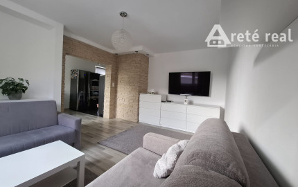 ARETÉ REAL-Ponúkame na predaj tehlový 2 izbový byt po rekonštrukcii, slnečný s loggiou, murovanou pivnicou v dedinke Šenkvice