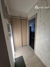 ARETÉ REAL-Ponúkame na predaj tehlový 2 izbový byt po rekonštrukcii, slnečný s loggiou, murovanou pivnicou v dedinke Šenkvice